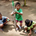 Keceriaan anak-anak bermain mercon kaleng jelang buka puasa.
