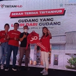 Serah terima unit Tritanhub yang dilakukan secara simbolis.