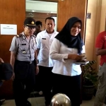 Kepala BLP Kota Pasuruan Nyoman Suwasti keluar dari ruang pertemuan dengan dikawal ketat Petugas kepolisian. 