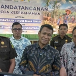 Jajaran pejabat dari Kejati Jatim dan PT SGN saat memberi keterangan ke awak media.

