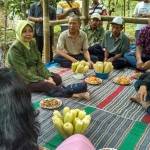 BLUSUKAN: Hj. Haryanti (kerudung hijau) saat ngobrol bersama warga sambil menikmati alam terbuka dan jajanan ndeso khas Desa Medowo Kecamatan Kandangan, Kabupaten Kediri. foto: arif kurniawan/BANGSAONLINE