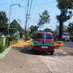 Toko modern di barat kantor desa yang disebut-sebut berdiri di TKD. Foto: BANGSAONLINE