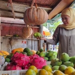 
Cagub Jawa Timur (Jatim) nomor urut 2, Khofifah Indar Parawansa melakukan kunjungan kampanye di pasar tradisional Blimbing, Kota Malang, (devi fitri afriyanti/BANGSAONLINE.com)