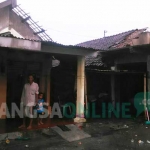 Dua rumah warga Sumberjati yang rusak akibat angin puyuh. foto: YUDI EP/ BANGSAONLINE