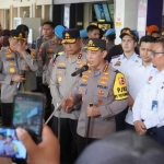 Kapolri saat meninjau Posko Terpadu Mudik Lebaran di Stasiun Gubeng, Surabaya.