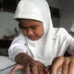 Seorang siswi SD disalah satu SLB di Yogyakarta sedang mengerjakan Ujian Nasional. foto: viva.co.id