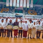 Direktur Utama Pupuk Indonesia Rahmad Pribadi beserta para komisaris, dan Direktur Utama Petrokimia Gresik Dwi Satriyo Annurogo bersama jajaran direksi saat pemberian santunan kepada ribuan anak yatim. Foto: Ist.