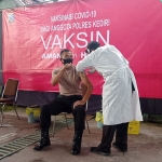 Petugas vaksinator saat menyuntikkan vaksin kepada anggota Polres Kediri. (foto: ist)