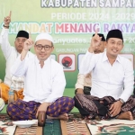 Pasangan calon KH. Muhammad Bin Muafi Zaini dan Abdullah Hidayat berpose satu jari saat menghadiri pengukuhan Tim Mandat.