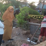 Kepala DLH Pemkab Gresik, Sri Subaidah menghentikan penggalian tanah untuk pemasangan reklame di Desa Randuagung. Foto: SYUHUD/BANGSAONLINE.com