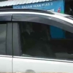 Tangkapan layar sebuah mobil yang menjadi target pecah kaca di Pasar Ikan Hias Kota Blitar.