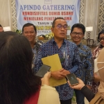 Ketua DPK Apindo Kabupaten Mojokerto H. Bambang Widjanarko saat diwawancarai wartawan usai acara gathering. Foto: ROCHMAT SAIFUL ARIS/ BANGSAONLINE