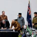 Pakde Karwo beserta Perdana Menteri New Zealand Rt Hon John Key menyaksikan penandatanganan kerjasama bisnis Power Technologi Asean Ltd dengan PT Yellu Mutiara Misool.
