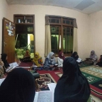 Para Bu Nyai di kompleks Pondok Pesantren Sidosermo Dalam di acara Majelis Khotmil Quran Binnadhor bertepatan dengan malam 27 Ramadhan