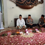 Kapolres Gresik AKBP Adhitya Panji Anom (tiga dari kanan) saat sowan ke Ketua PCNU Kabupaten Gresik, KH. Mulyadi. Foto: Ist.