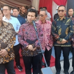 Wakil Gubernur Jawa Timur Emil Elestianto Dardak saat memberikan keterangan pers usai meresmikan PPSLB3 di Desa Cendoro Kabupaten Mojokerto.