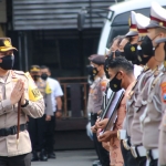 Kapolresta Malang Kota, AKBP Budi Hermanto, saat menghampiri dan memberi ucapan kepada anggota yang berprestasi.