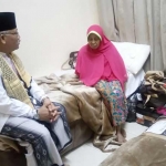 Purwanto, Asisten 1 Setdakab saat menyampaikan duka cita kepada istri H Sukendar Rono Sukarto. foto: istimewa