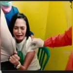 Ekspresi wajah Aiptu Fitria Wati saat menangis dan menjerit-jerit histeris saat mau disuntik vaksin di Puskesmas Kajayan Pasuruan Jawa Timur.