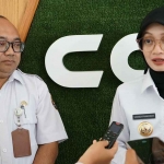 Wali Kota Kediri didampingi Kepala Dinkes Kota Kediri saat memberi keterangan ke awak media. Foto: Ist