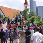 Para pendemo saat menyampaikan aspirasinya di depan Balai Kota Surabaya, Senin (21/6). foto: INDRAYADI/BANGSAONLINE