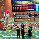 Ketua DPRD Bangkalan, Effendi, melantik 2 anggota PAW sisa masa jabatan periode 2019-2024.