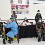 Para Prajurit TNI Kodim 0811 Tuban mengikuti vaksinasi Covid-19 jenis Sinovac di Aula Makodim 0811.