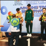Pengalungan medali perak kepada Atlet Wushu Tuban, Tommy Benino Wiljono di podium.