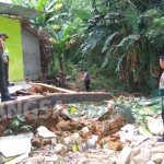 Kondisi Ponpes Sekar Anyar yang tergerus air sungai. foto: ERRI SUGIANTO/ BANGSAONLINE