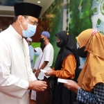 Wali Kota Pasuruan Gus Ipul juga menyerahkan satunan kepada anak yatim bertempat di Aula Mbah Slaga, Rumah Dinas Wali Kota Pasuruan.