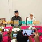 Risma-Gus Hans saat menyampaikan visi dan misinya di hadapan para awak media di Surabaya. Foto: YUDI ARIANTO/BANGSAONLINE