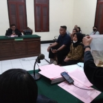 Suasana persidangan kasus pengiriman narkoba yang dikendalikan Napi dari dalam lapas Bogor di PN Surabaya