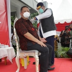 Plt. Wali Kota Whisnu Sakti Buana menjadi orang pertama di Surabaya yang disuntik vaksin Covid-19.