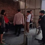 Petugas saat melakukan olah TKP tewasnya seorang remaja di Sidoarjo.