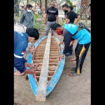 Perahu Canoe Flat Bottom berbahan kayu strip yang dilapisi Fiberglass Reinforced Plastic (FRP).