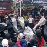 Ribuan warga dari berbagai daerah memadati Karnaval 1.000 Banteng di sepanjang Jalan Panglima Sudirman Kota Batu, Minggu (7/8/2022).