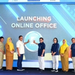 Wakil Bupati Gresik, Aminatun Habibah, bersama Dirut Petrokimia Gresik, Dwi Satriyo Annurogo, saat launching Beras Premium K3PG dan Aplikasi Online Office. Foto: Ist