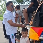 Yasminto saat memberangkatkan peserta jalan sehat