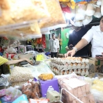 Ketua Tim Kerja Pengendali Distribusi Dinkopdag Kota Surabaya Sony Ahadian saat sidak di Pasar Genteng, Senin (24/2/2025).