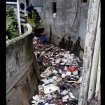 Tumpukan sampah di saluran air yang dibuang warga. foto: SYUHUD/ BANGSAONLINE