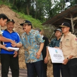 Gubernur Jatim Soekarwo saat memberikan santunan uang duka kepada ahli waris di wilayah bencana longsor di Dusun Jambu, Desa Sidomulyo, Kec. Kebonagung, Kab. Pacitan.