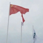 Bendera China yang dikibarkan di pulau Obi, Kabupaten Halmahera Selatan, Maluku Utara, saat peresmian smelter PT Wanatiara Persada, Jumat (25/11).