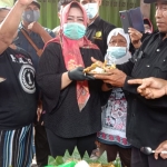 Cawabup Lisdyarita bersama para pedagang Pasar Stasiun gelar doa bersama dan syukuran. (foto: ist)