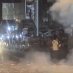 Tangkapan layar live TikTok perang mercon yang dilakukan puluhan remaja di Bangkalan.