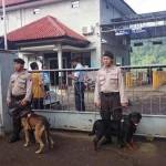 Petugas keamanan memperketat penjagaan di pintu gerbang Dermaga Wijaya Pura, Cilacap, Jateng jelang eksekusi mati tahap III.