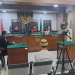 Sidang kasus penebangan pohon jati tanpa izin yang digelar di Pengadilan Negeri Tuban.