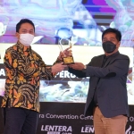 Kepala Diskominfo Kota Batu, Onny Ardianto, mewakili Wali Kota Batu Dewanti Rumpoko, saat menerima IDEA Award 2021.
