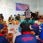 Kegiatan pembuatan sabun cuci piring oleh penyandang disabilitas di Ngasem, Kediri. Forto: Muji Harjita/BANGSAONLINE