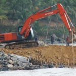 Alat berat sedang bekerja di proyek pembangunan Pelabuhan Prigi.