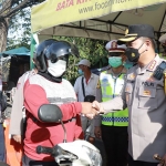 Polresta Sidoarjo bagikan helm gratis dan razia vaksin di pos Polisi Medaeng, Waru, Jumat (24/6/2022).